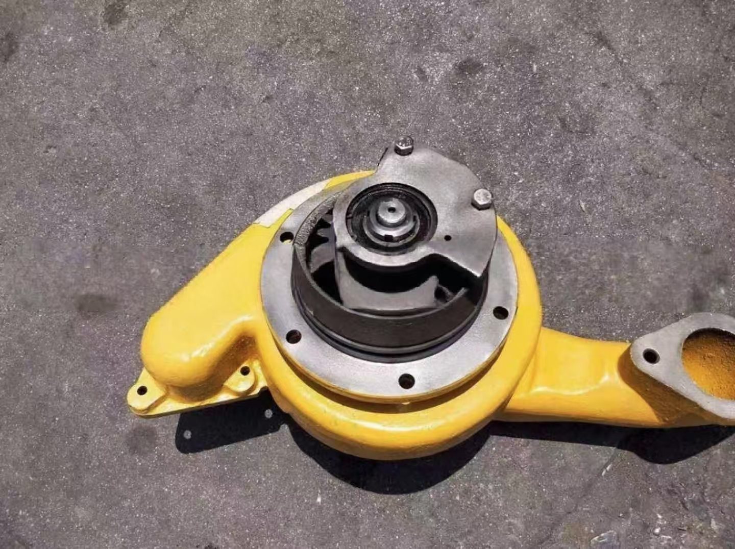 Водяной насос двигателя для Komatsu Cummins Cat (6211-61-1400, 6212-61-1203, 6212-61-1305, 6211-61-1400, 6124-61-1004, 6127-61-1008)